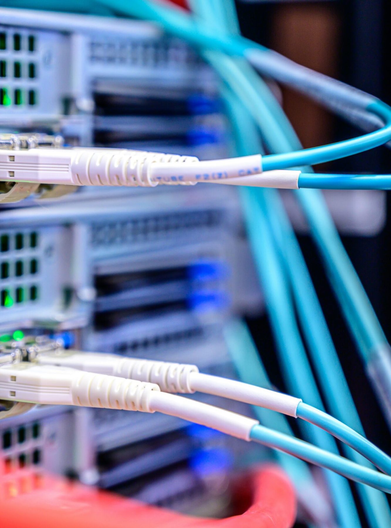 Server mit blauen Glasfaserkabeln – Hochgeschwindigkeits-IT-Infrastruktur von Schunk Solutions, IT-Systemhaus aus Ulm